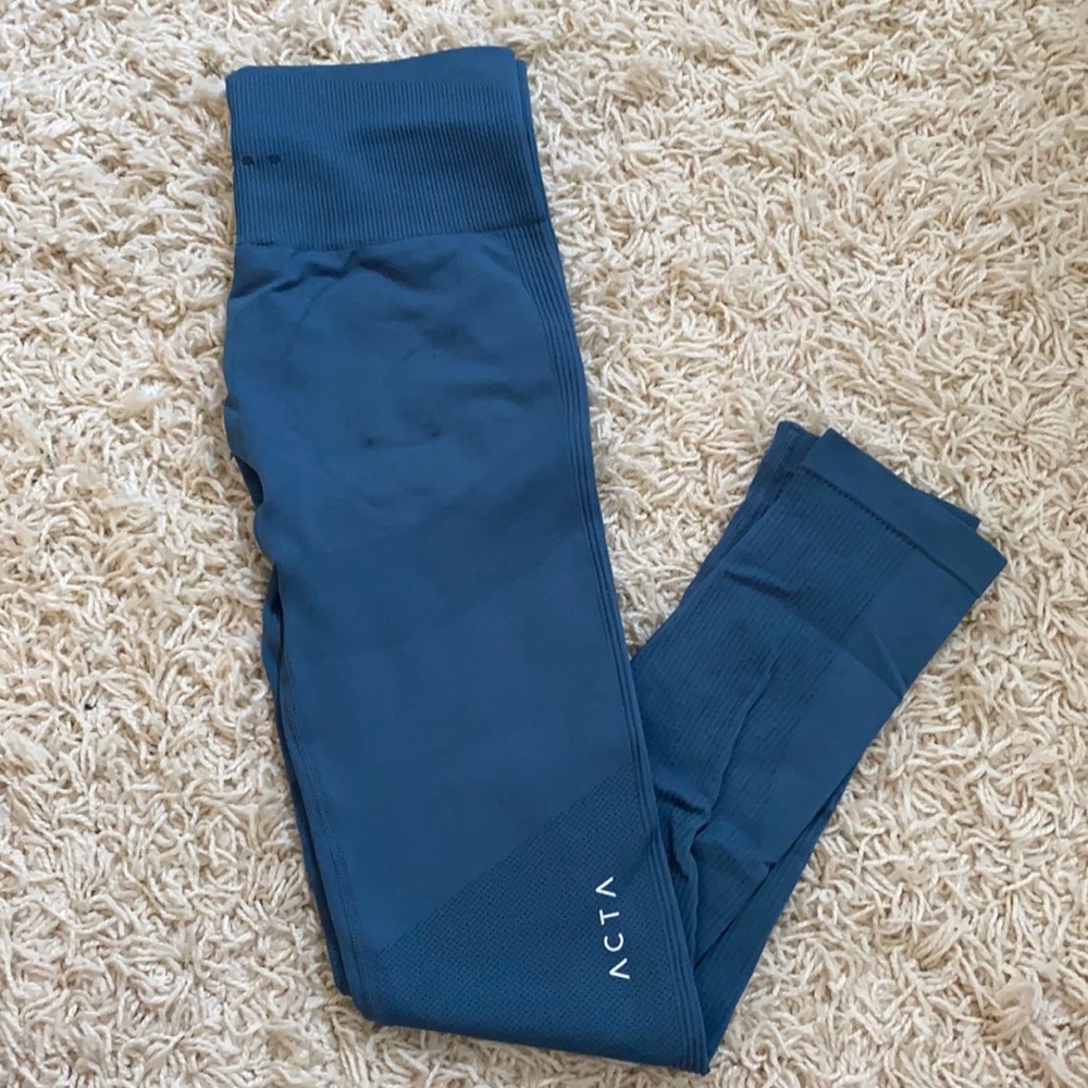 ACTA leggings worn few times , size Medium